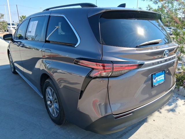 2021 Toyota Sienna LE photo 4