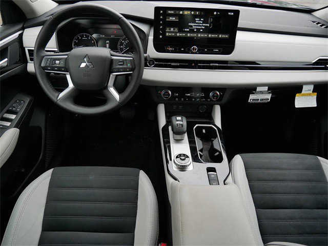 2025 Mitsubishi Outlander SE photo 9