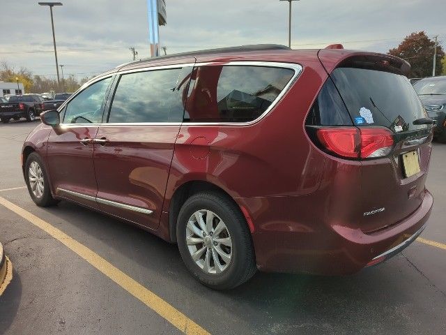 2017 Chrysler Pacifica Touring L photo 3