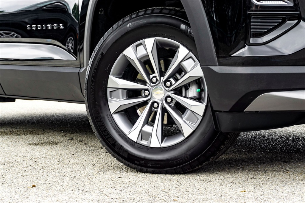 2025 Chevrolet Equinox LT photo 2