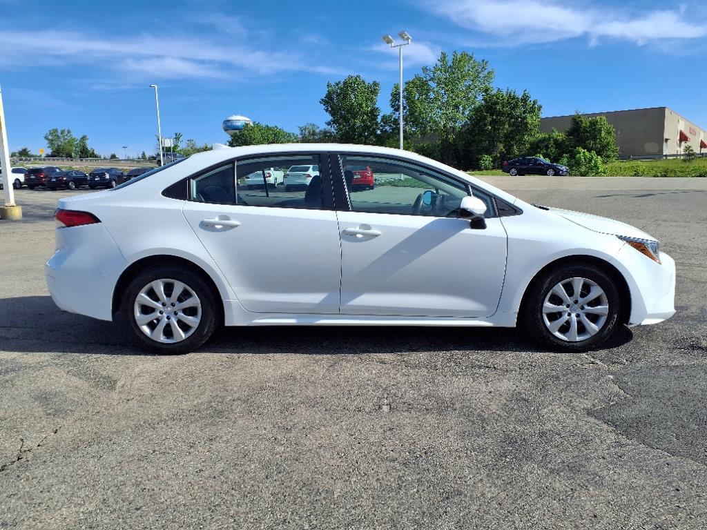 2022 Toyota Corolla LE photo 2