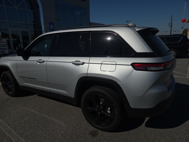 2025 Jeep Grand Cherokee Limited photo 2