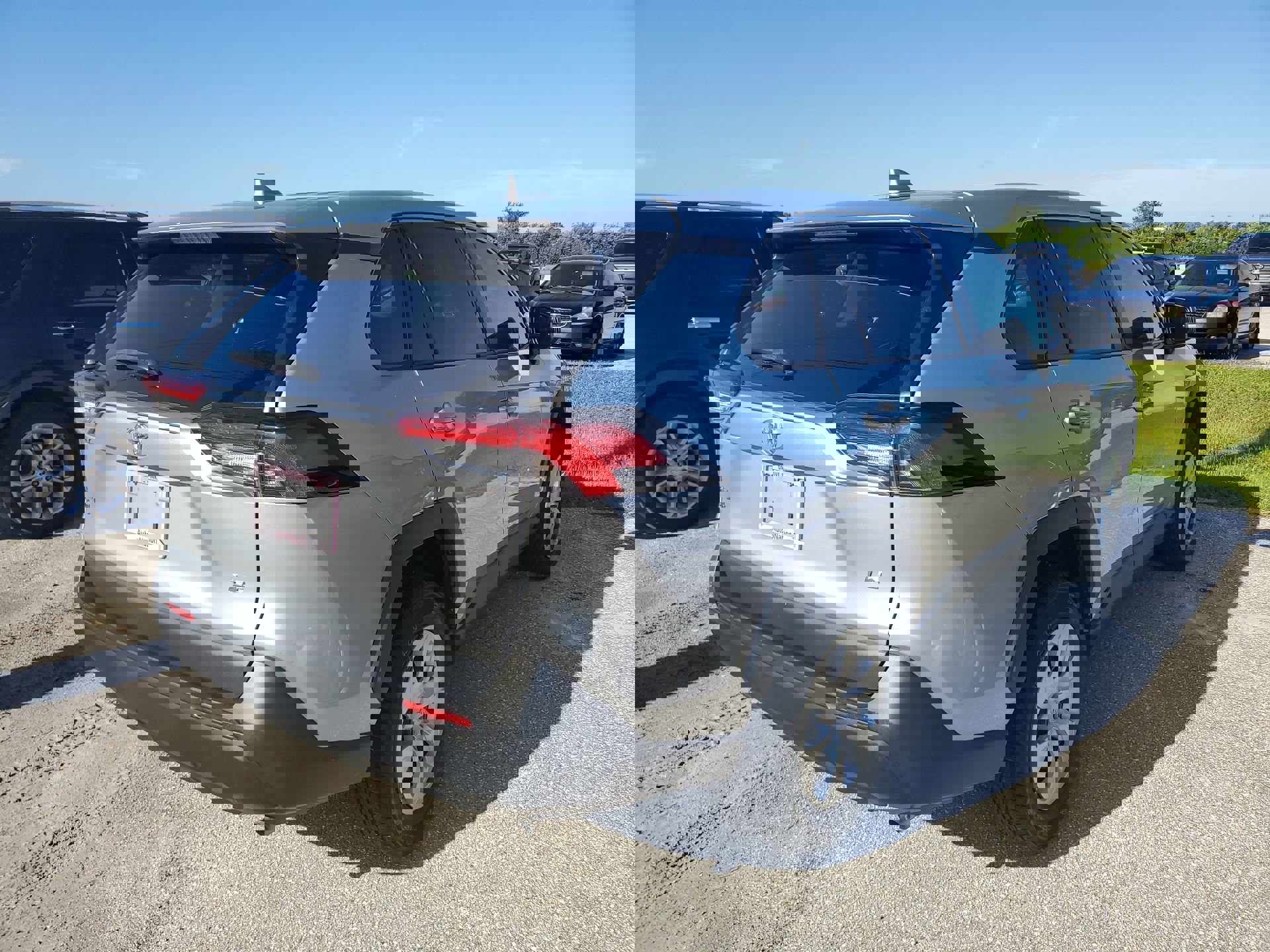 2023 Toyota RAV4 LE photo 3