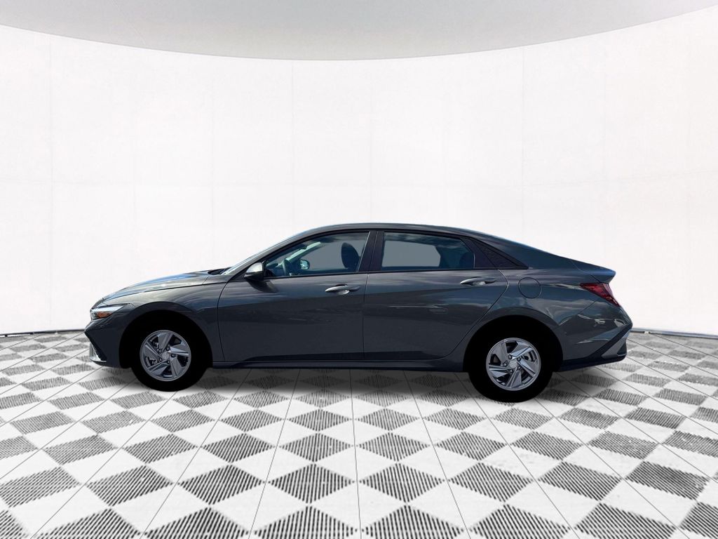 2026 Hyundai Elantra SE photo 3