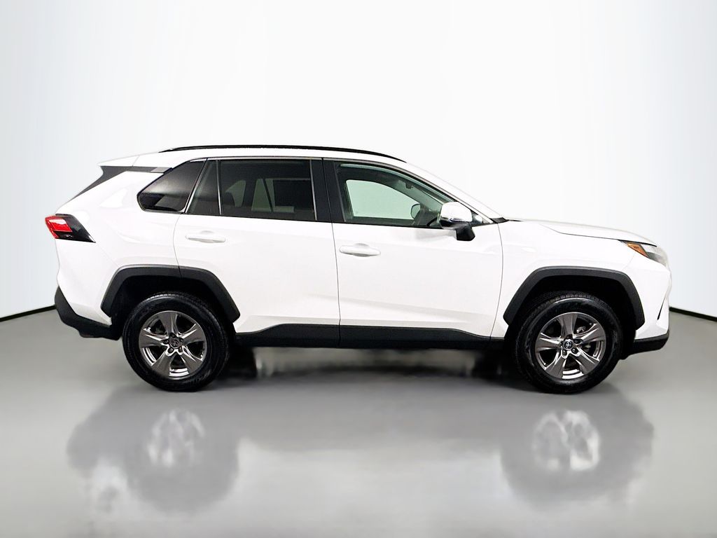 2022 Toyota RAV4 XLE photo 8