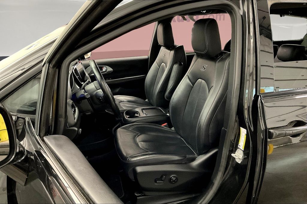 2021 Chrysler Pacifica Touring L photo 23