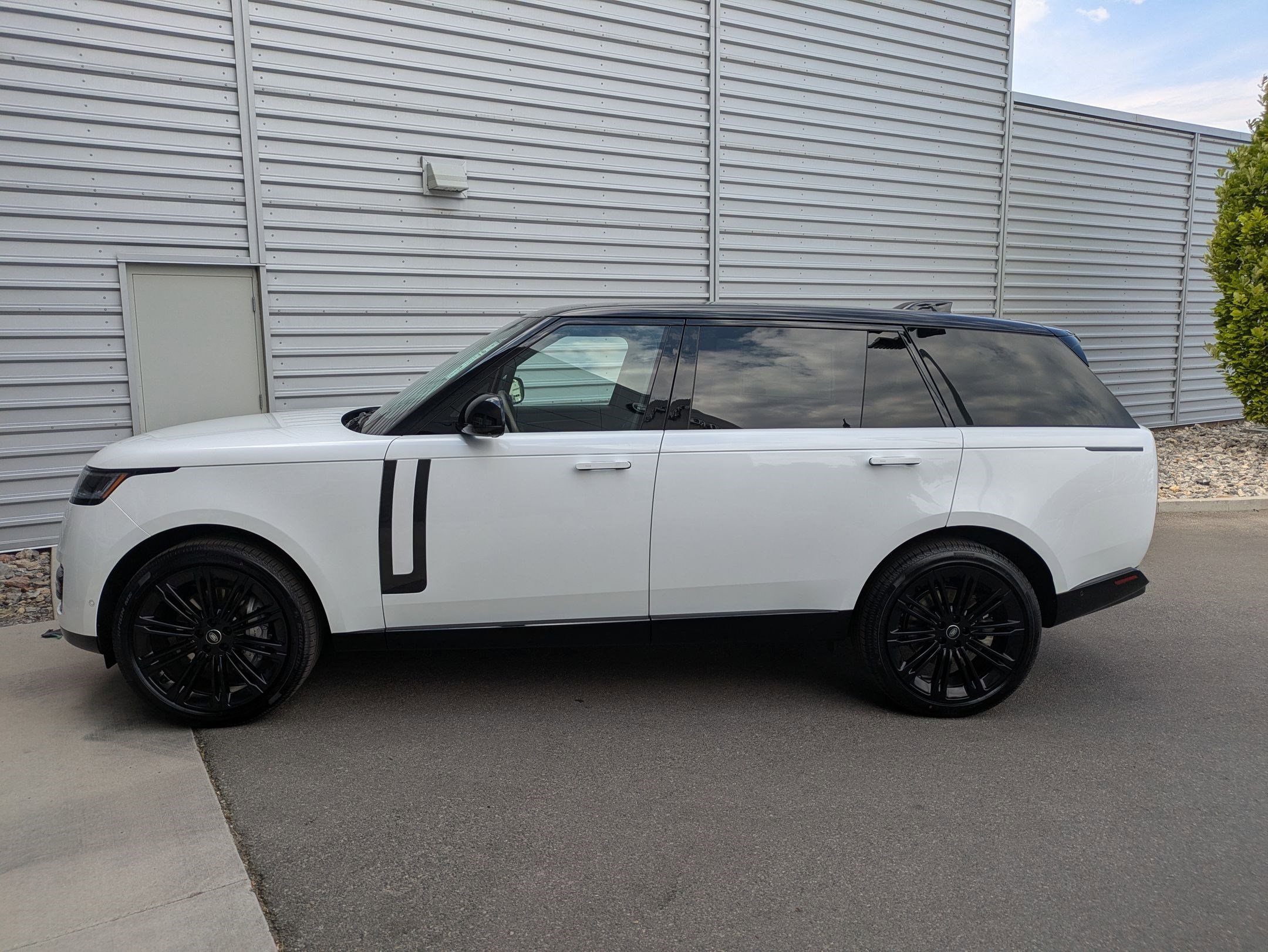 2025 Land Rover Range Rover SE photo 2