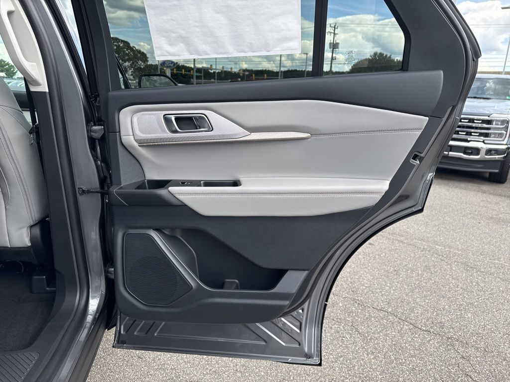 2025 Ford Explorer photo 19