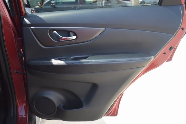 2016 Nissan Rogue SV photo 13