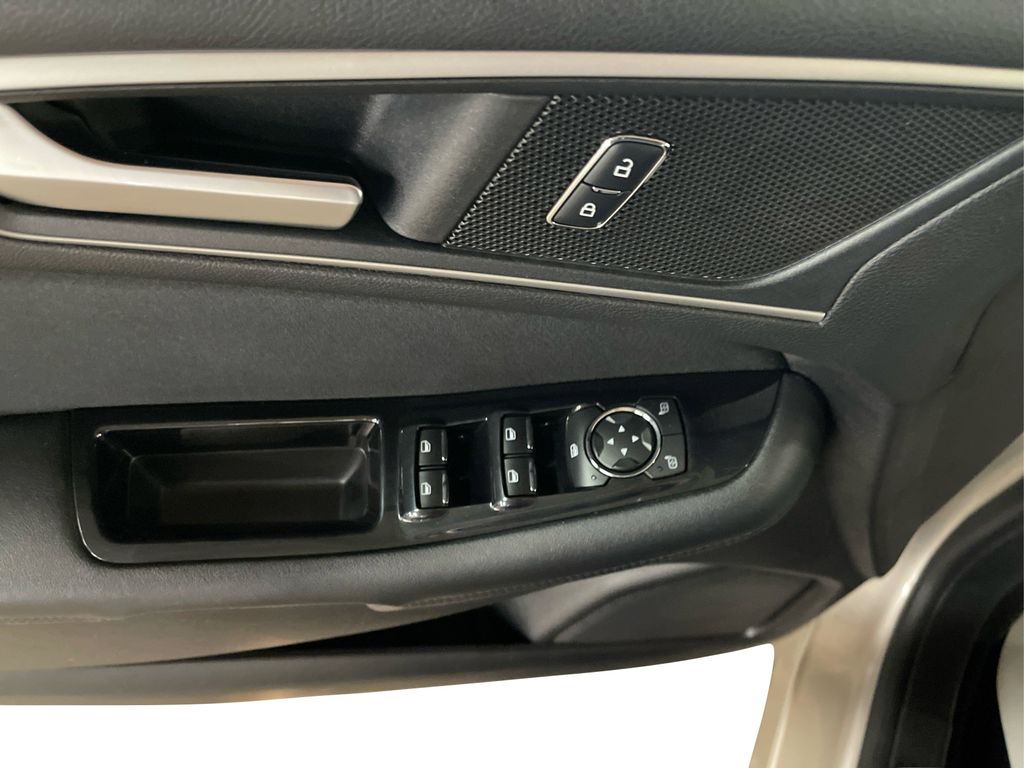 2017 Ford Edge SEL photo 18