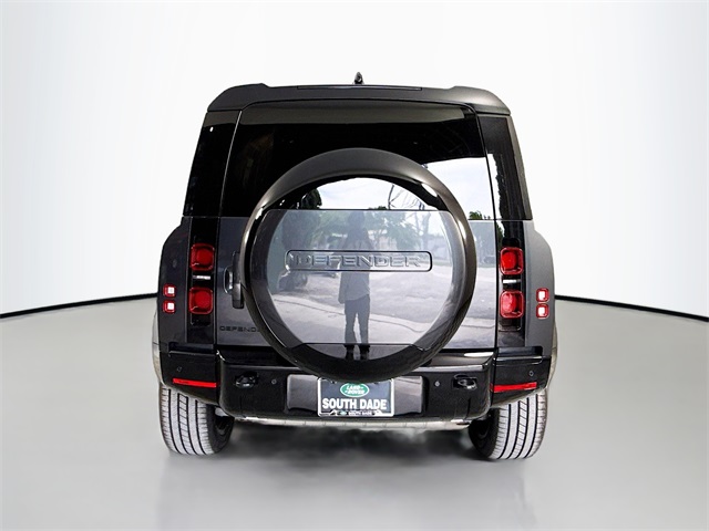 2025 Land Rover Defender 110 X-Dynamic SE photo 3