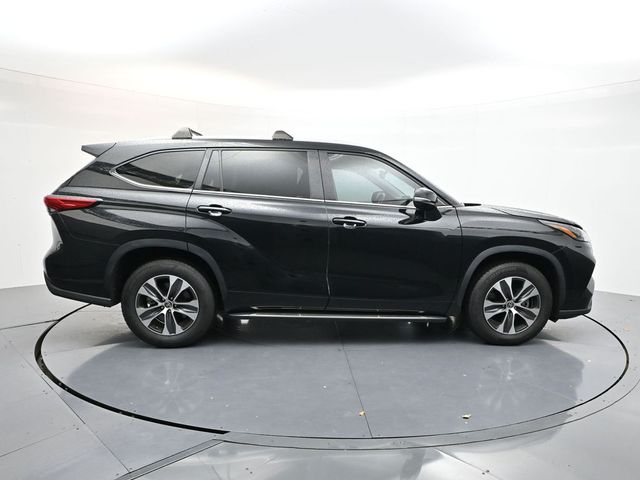2023 Toyota Highlander XLE photo 2