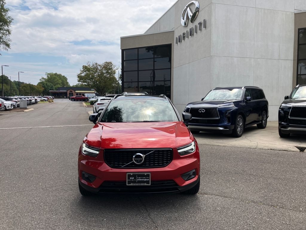2021 Volvo XC40 R-Design photo 3