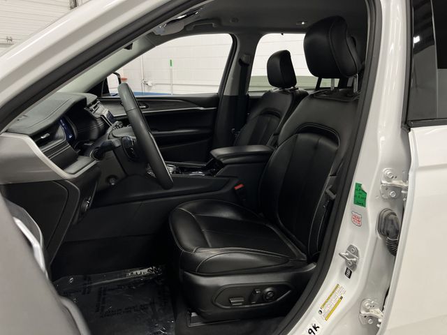 2023 Jeep Grand Cherokee Limited photo 2