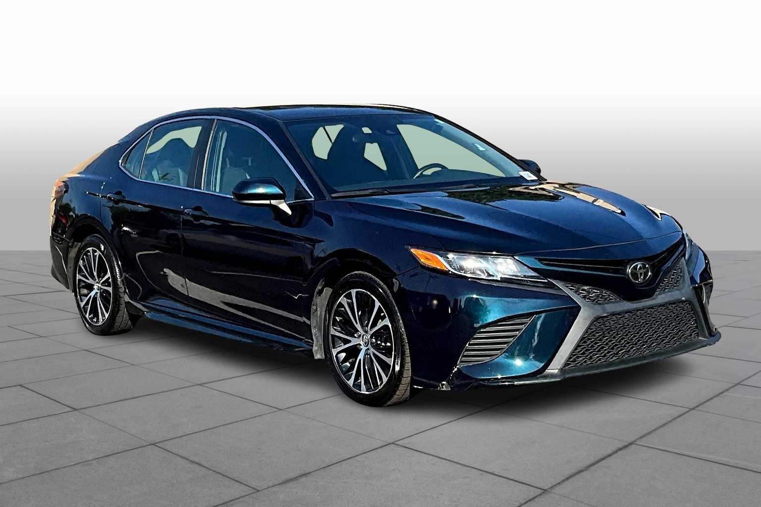 2019 Toyota Camry SE photo 2