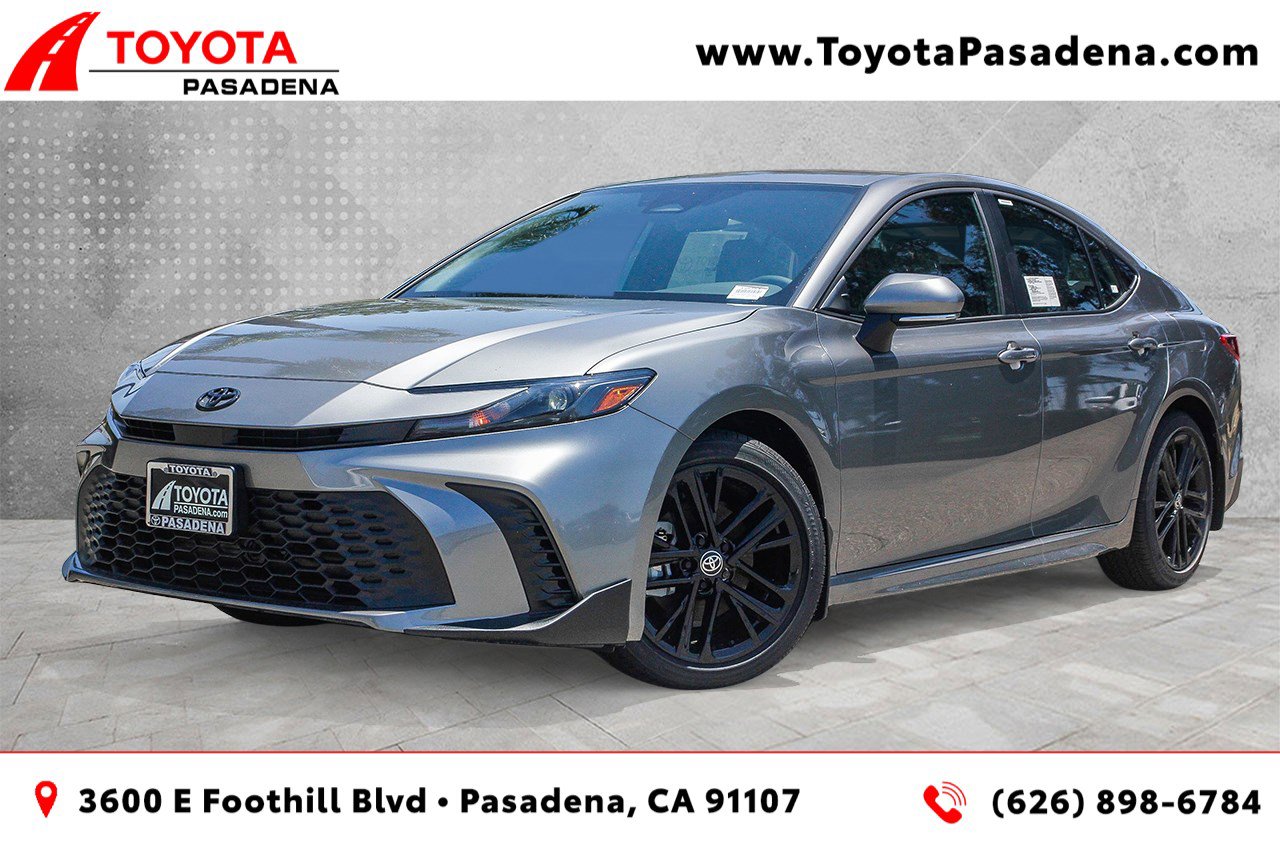 2025 Toyota Camry SE's photo