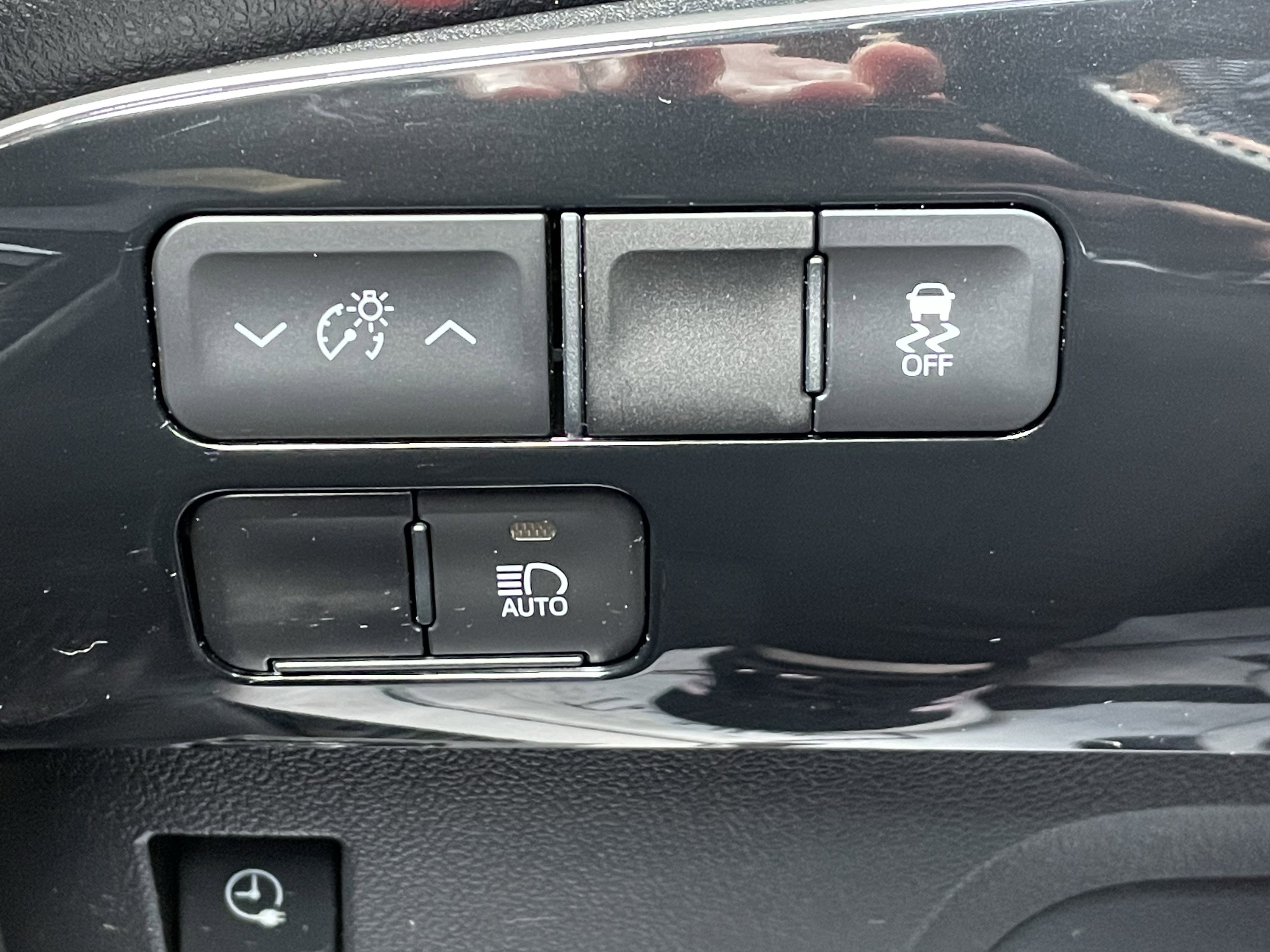 2020 Toyota Prius Prime LE photo 2