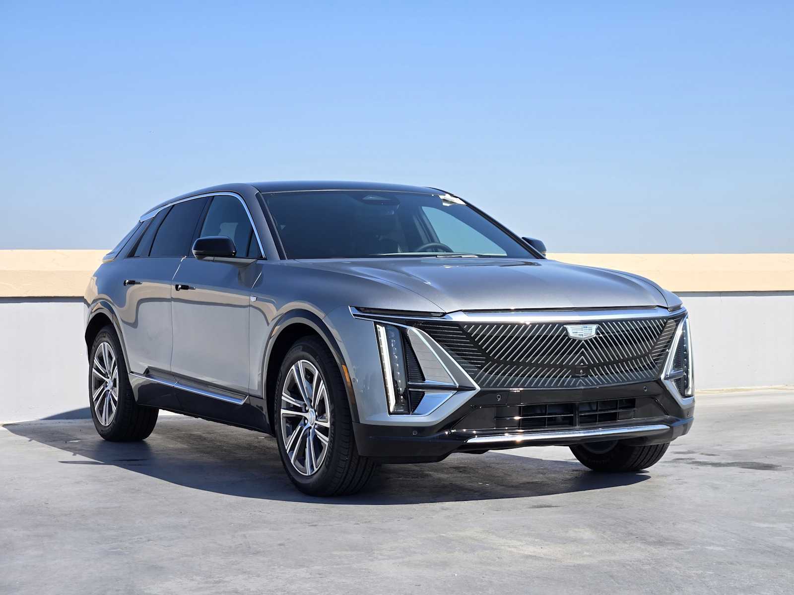 2025 Cadillac Lyriq Luxury photo 2