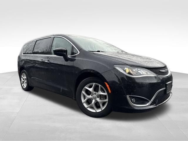 2017 Chrysler Pacifica Touring Plus's photo