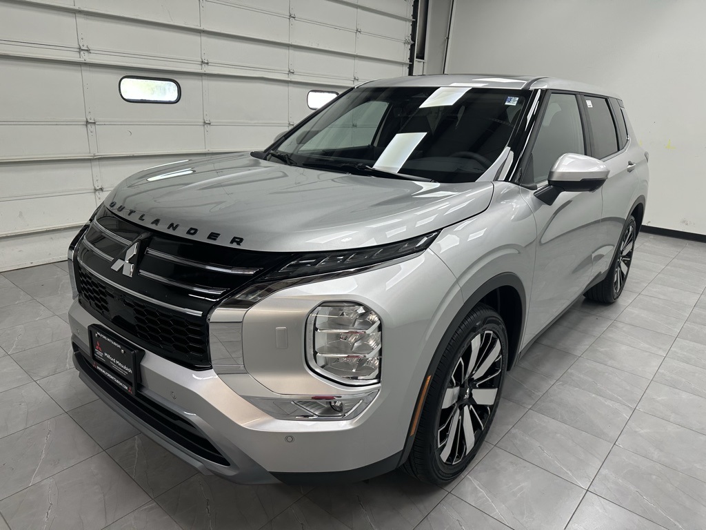 2025 Mitsubishi Outlander SE photo 2