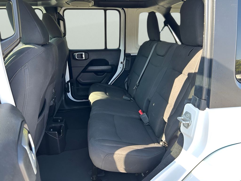 2022 Jeep Wrangler Unlimited Sahara photo 10
