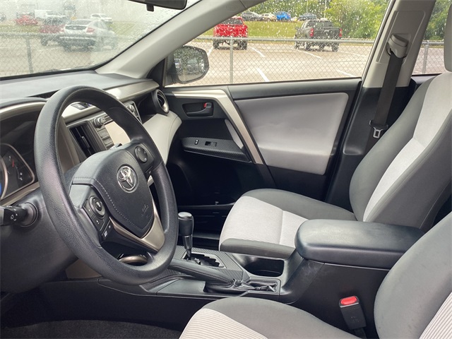 2014 Toyota RAV4 LE photo 19