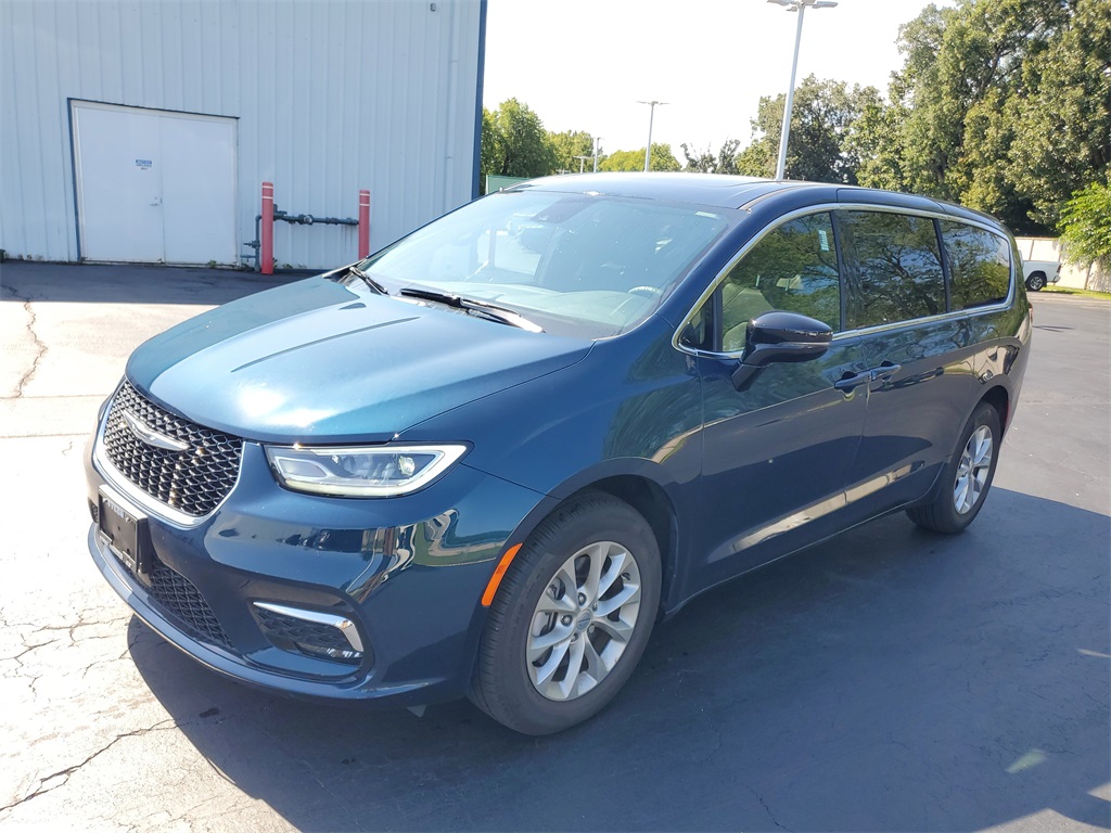 2025 Chrysler Pacifica photo 2