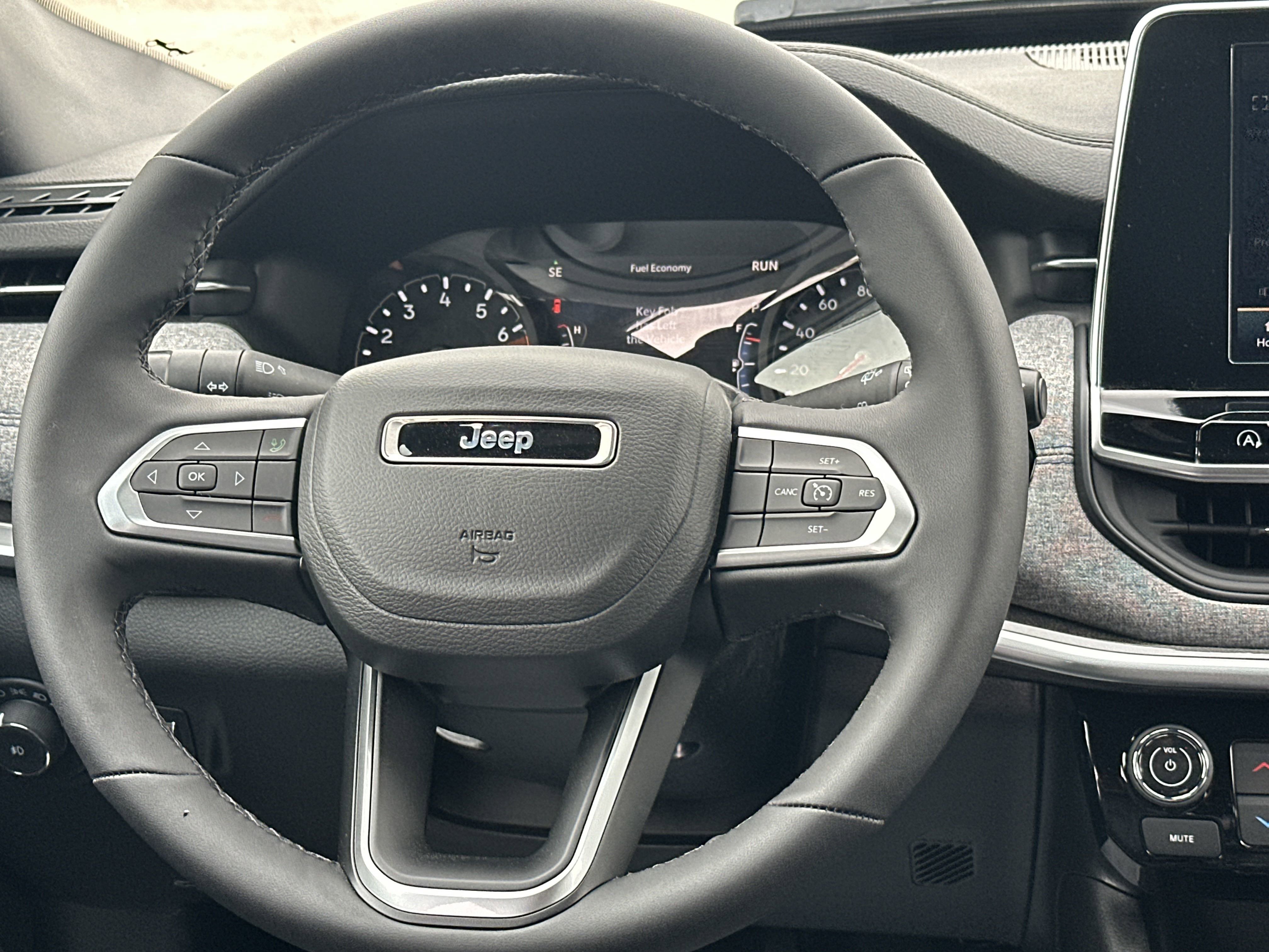 2025 Jeep Compass Latitude photo 2
