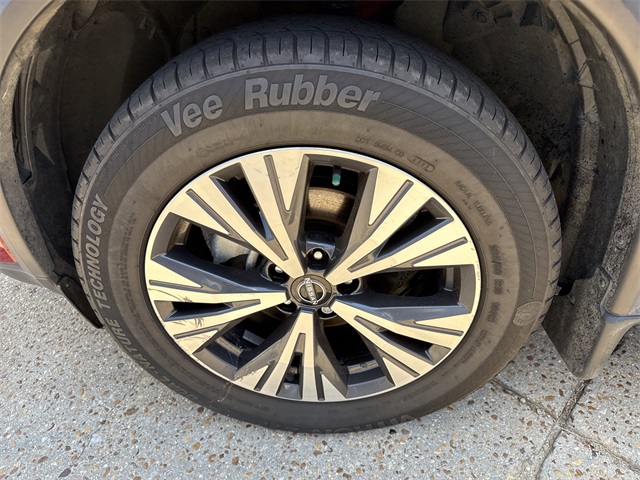 2022 Nissan Rogue SV photo 9