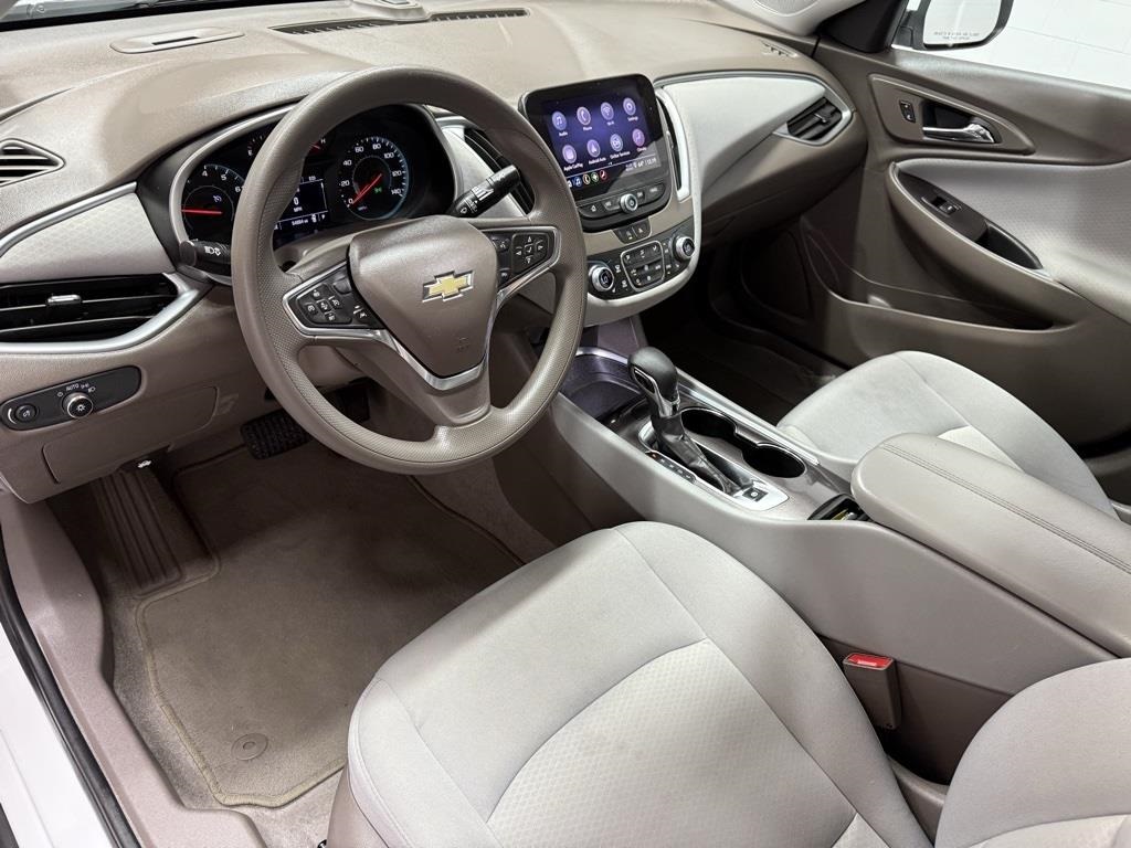 2023 Chevrolet Malibu 1LT photo 2