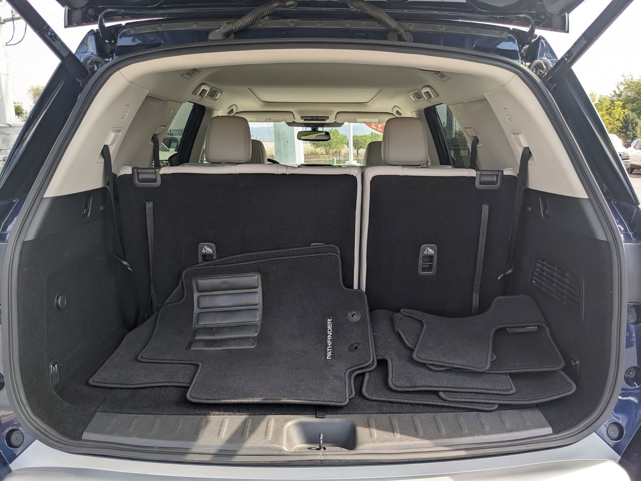 2022 Nissan Pathfinder Platinum photo 16