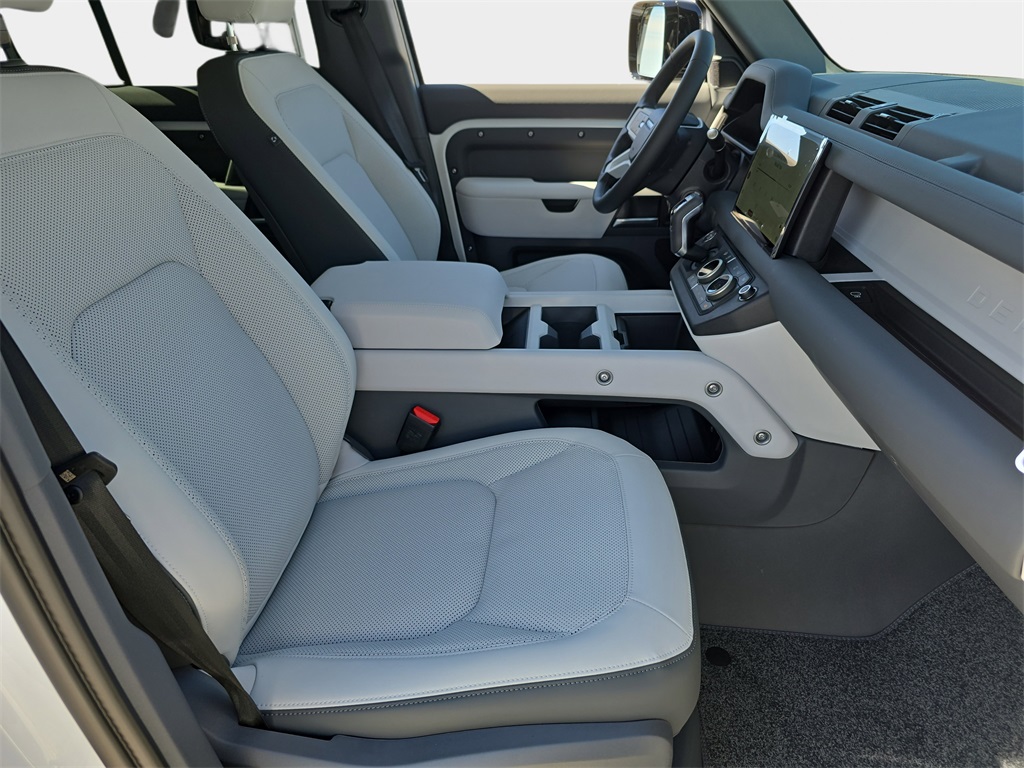 2025 Land Rover Defender 130 X-Dynamic SE photo 10