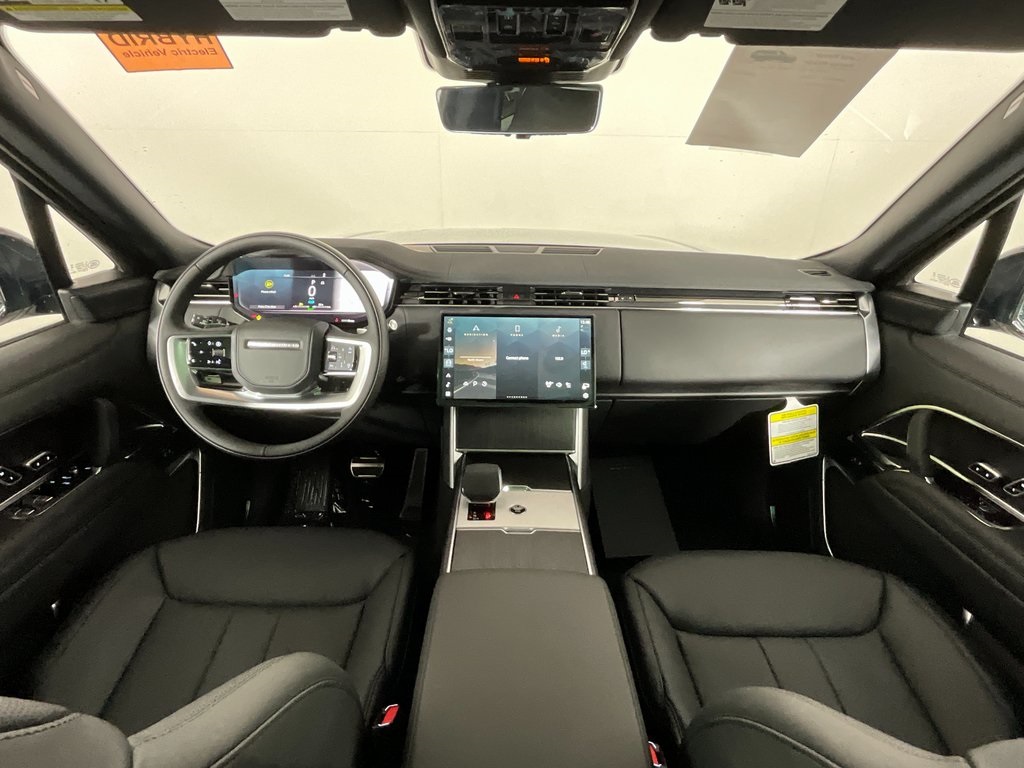 2025 Land Rover Range Rover SE photo 3
