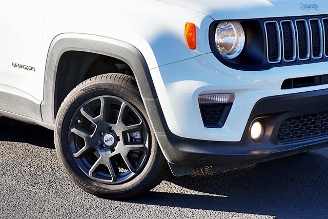 Used 2022 White Jeep Latitude image 4