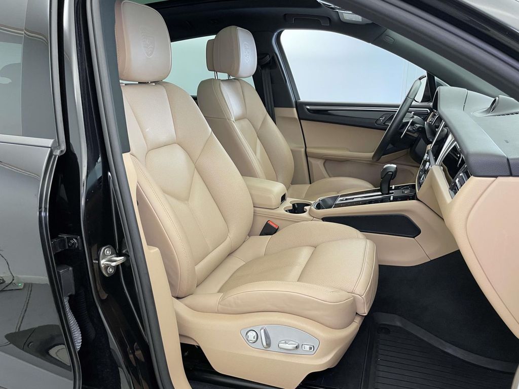 2024 Porsche Macan T photo 15