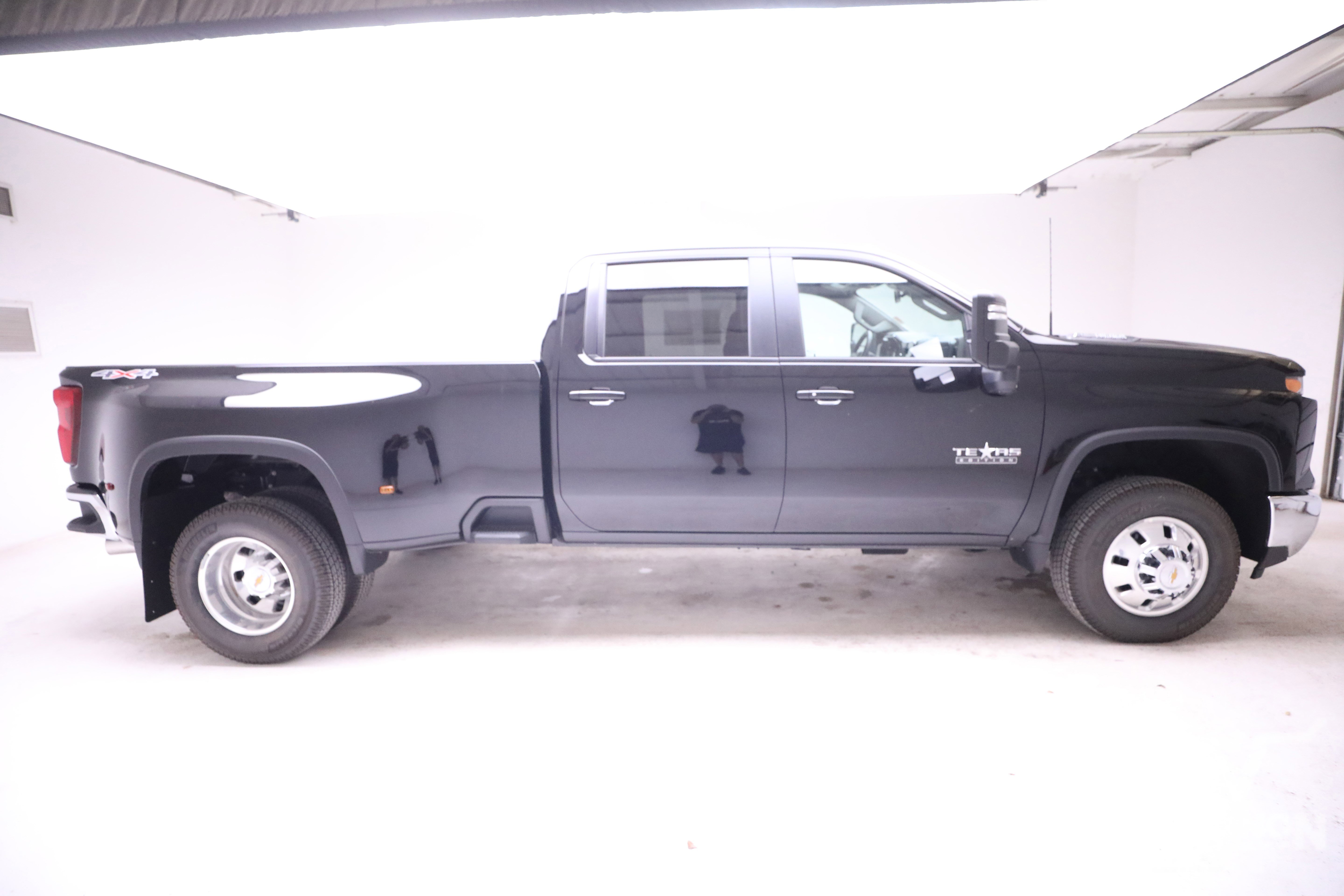 2025 Chevrolet Silverado 3500HD LT Texas Edition photo 2