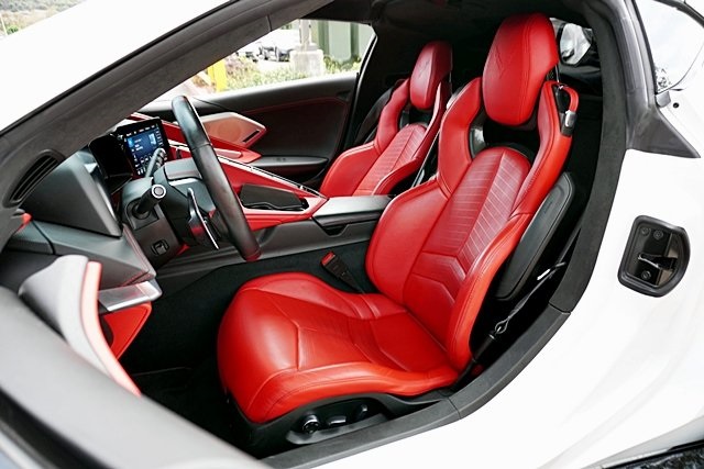 Used 2021 White Chevrolet Stingray image 18