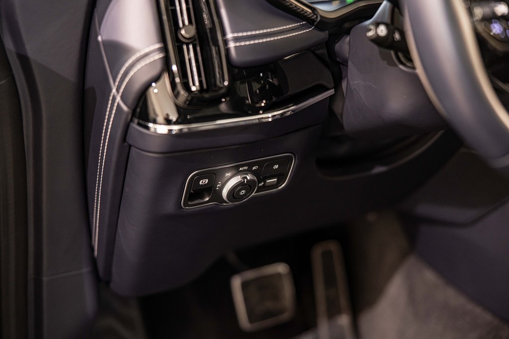 2025 ASTON MARTIN DBX - Image 22