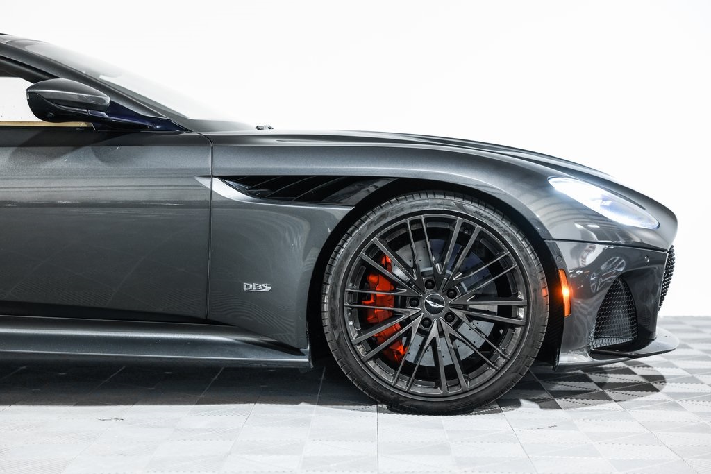 2021 Aston Martin DBS photo 3