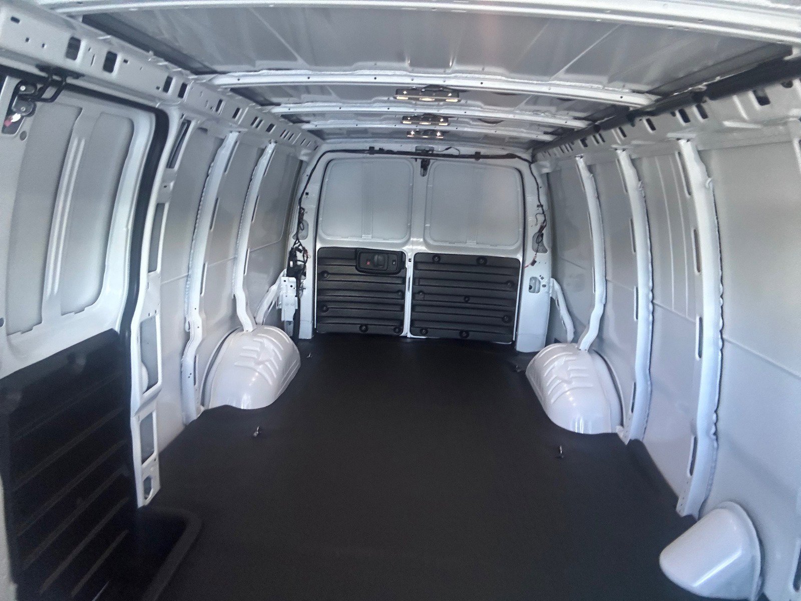 2025 Gmc Savana Cargo 2500 photo 9