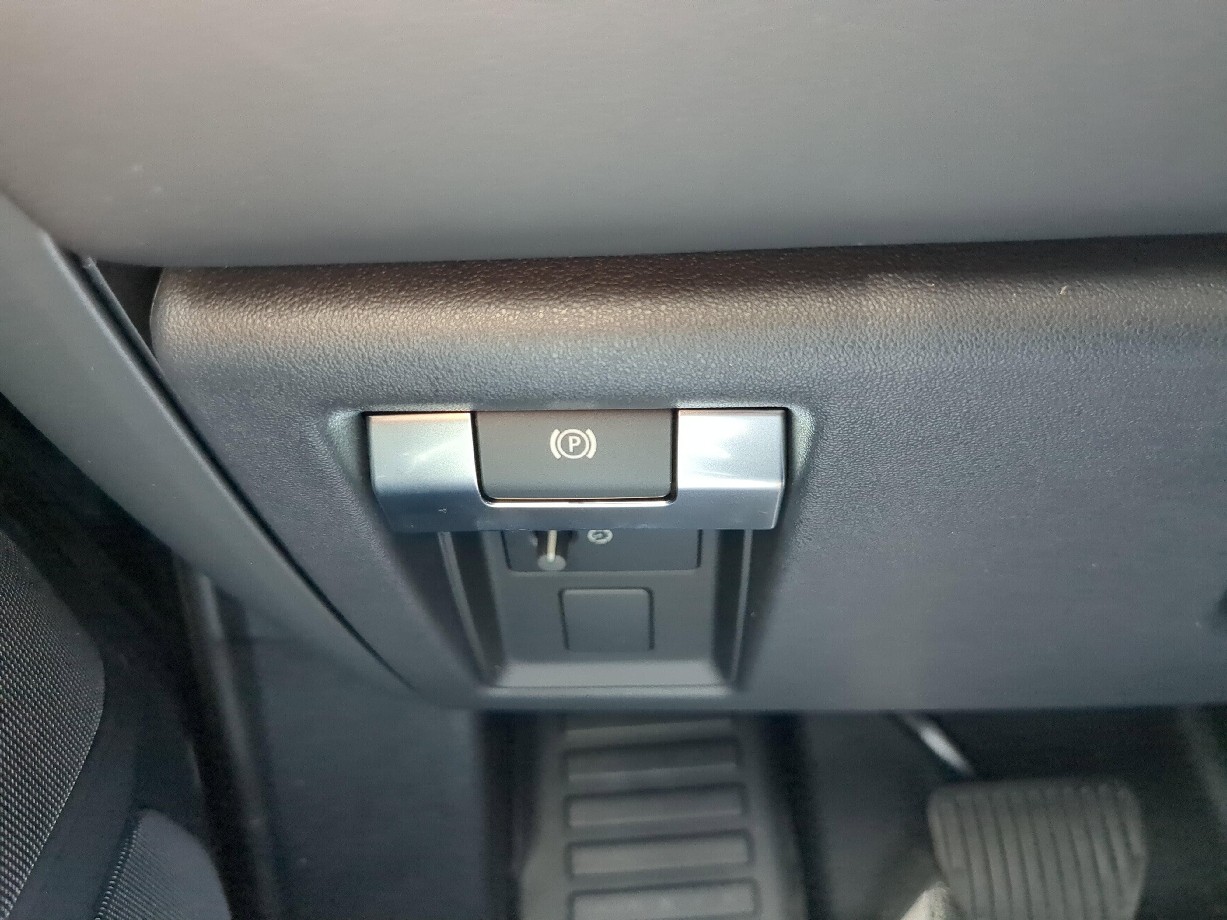 2025 Land Rover Defender 130 S photo 18