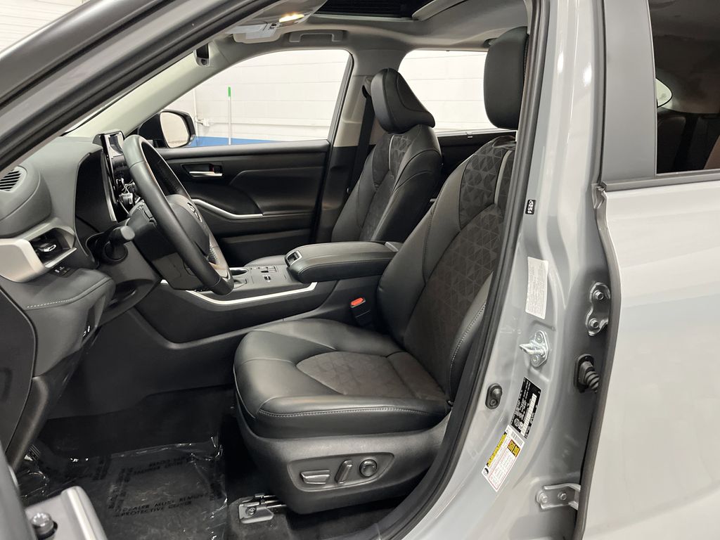 2024 Toyota Highlander XLE photo 3