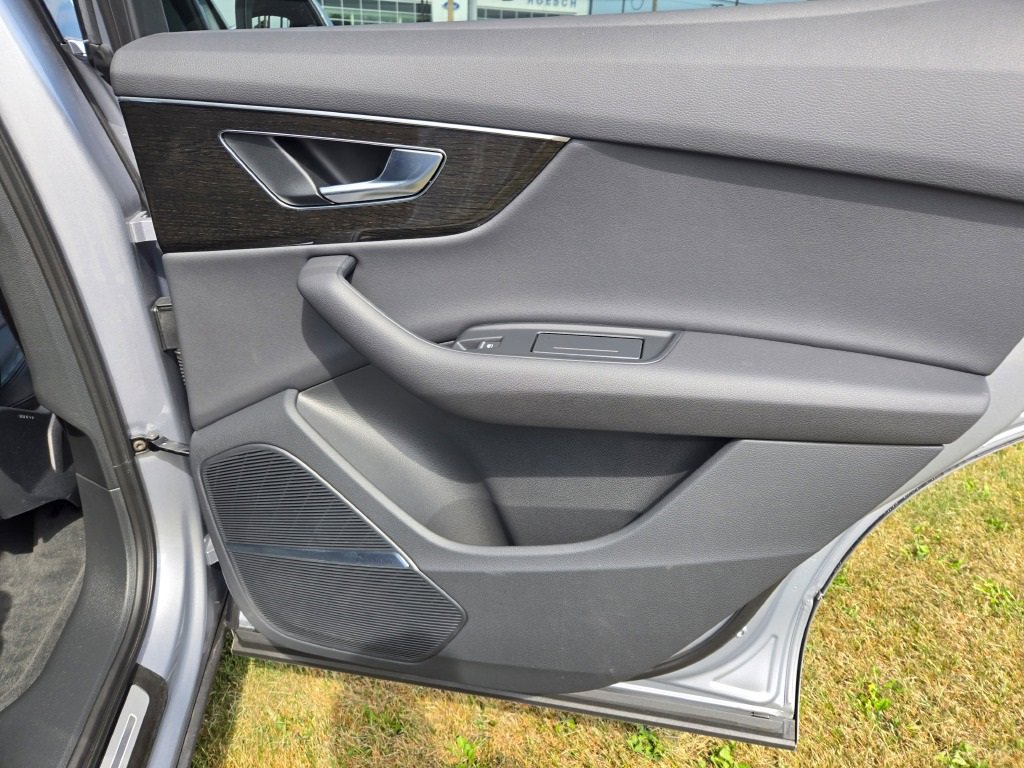 2022 Audi Q7 55 Premium Plus photo 9