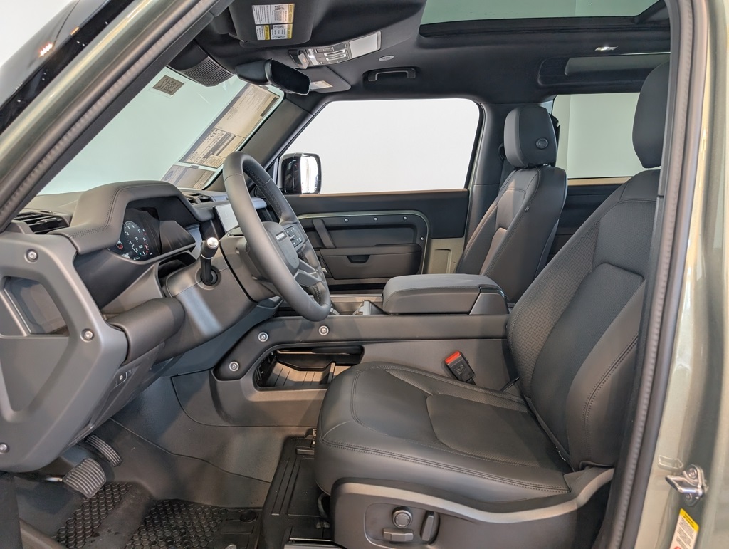 2025 Land Rover Defender 90 X-Dynamic SE photo 9