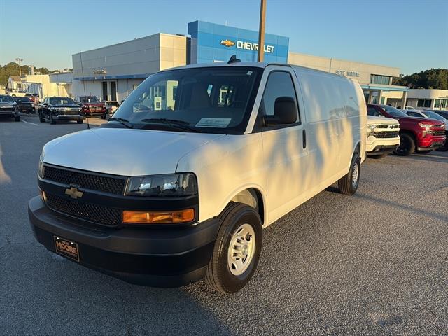 2025 Chevrolet Express Cargo 3500 photo 3