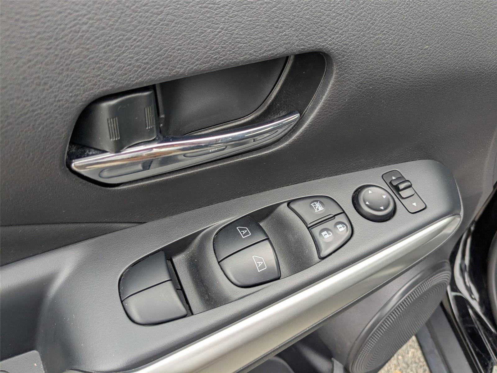 2019 Nissan Kicks SR photo 12
