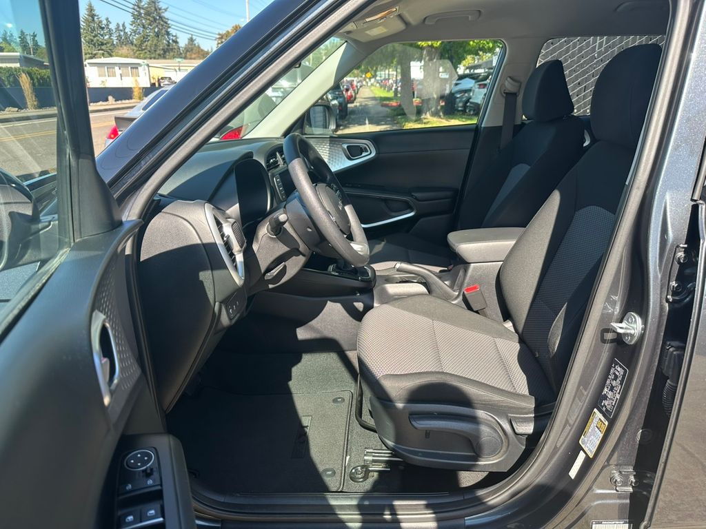2023 Kia Soul LX photo 14