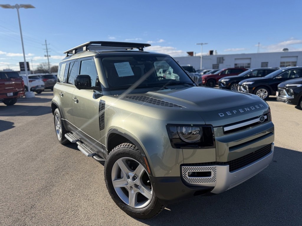 2023 Land Rover Defender SE's photo