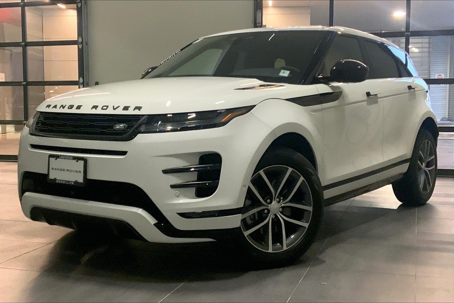2026 Land Rover Range Rover Evoque Dynamic SE's photo
