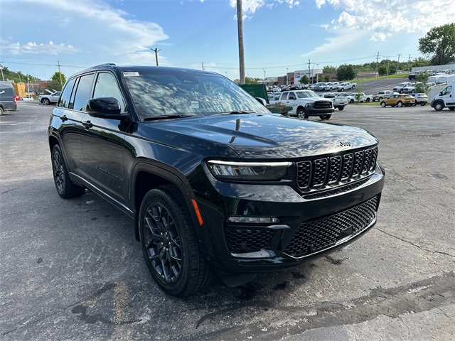 2025 Jeep Grand Cherokee Summit photo 4